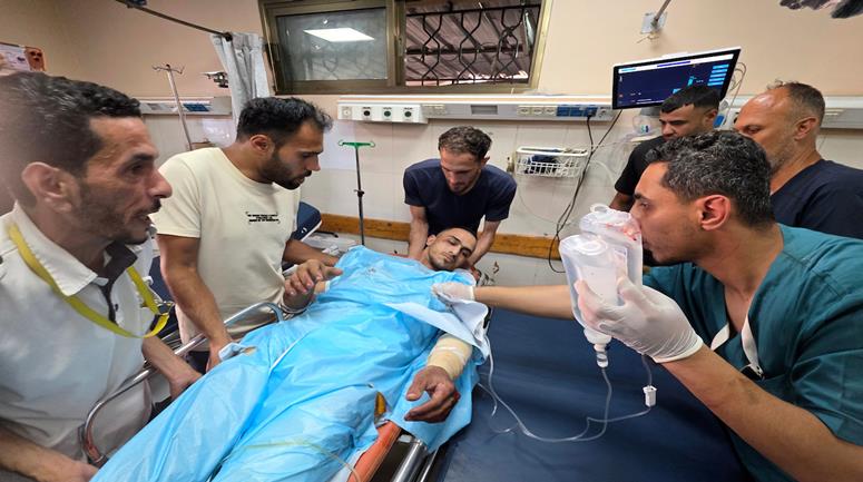 مسعفون ينقلون جثمان شهيد وعدد من الجرحى إلى مجمع ناصر الطبي عقب غارة جوية إسرائيلية استهدفت مجموعة من المدنيين قرب خيمة لشحن الهواتف المحمولة بمنطقة المواصي في خان يونس